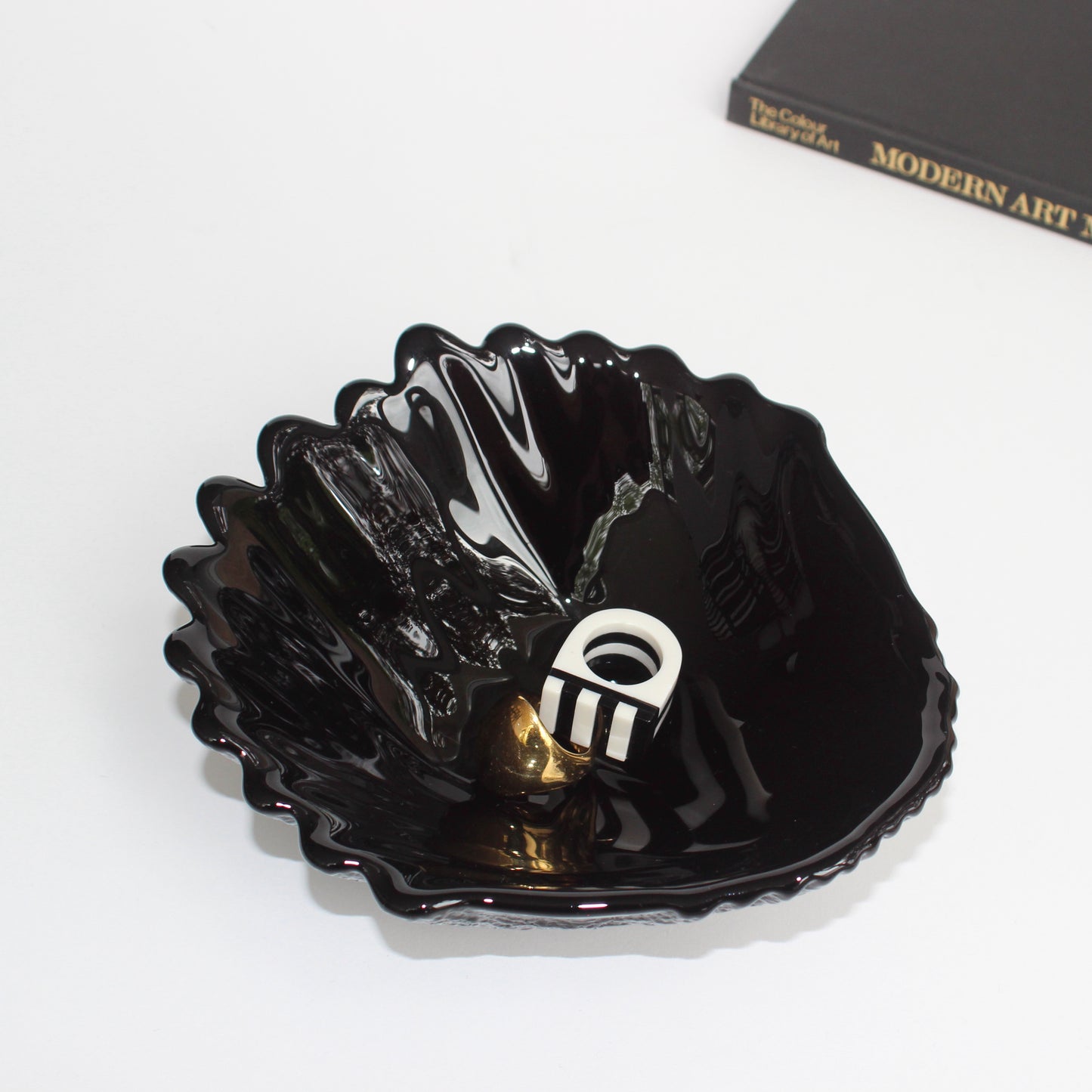 black clamshell dish